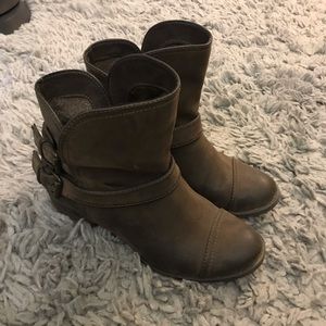 Super cute brown booties size 7